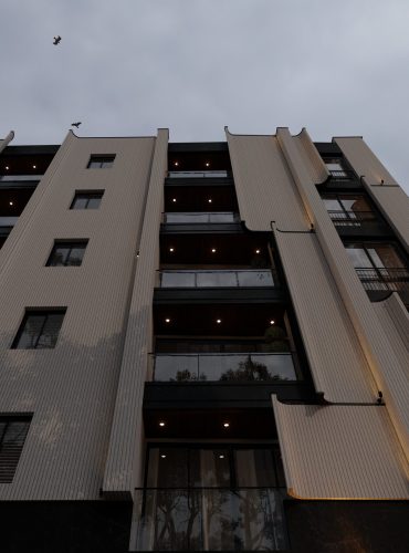 358-بتن اکسپوز؛ متریالی خاص برای نمای آپارتمان در رشت دفتر معماری ساب
